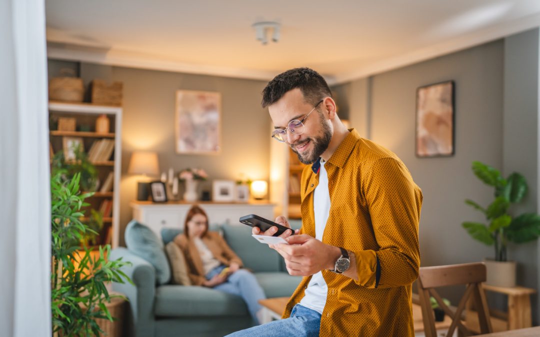 Junger Mann gibt sein WPA3 WLAN-Passwort ein.